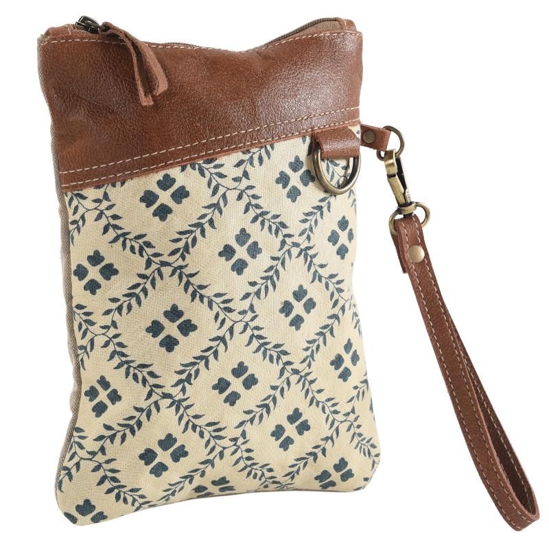 VERTICAL RUG WRISTLET WITH LEATHER AT TOP