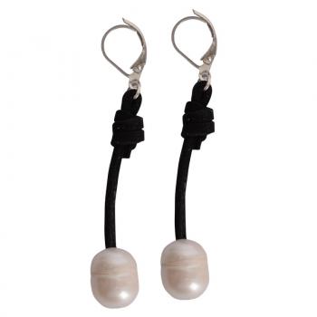 SINGLE PEARL ON SUEDE CORD EARRING